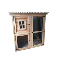 hoge kipenhok met dak